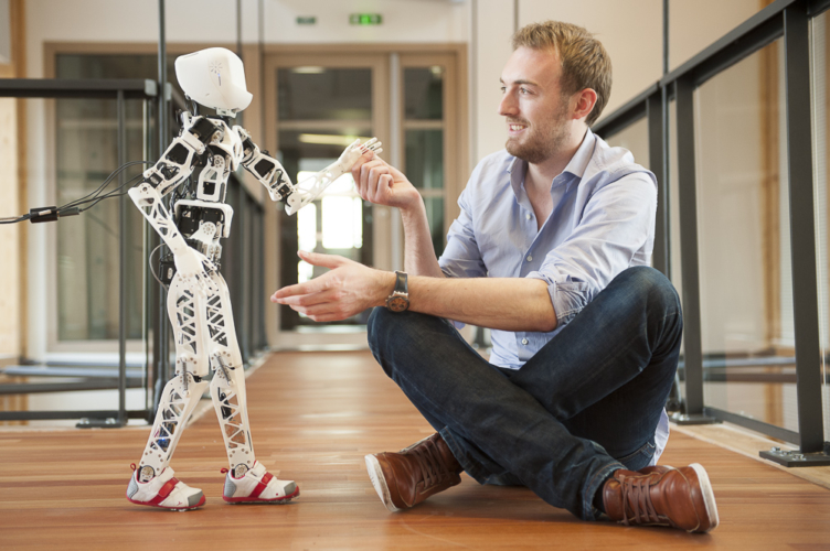 Le robot Poppy avec un de ses concepteurs dans le centre de recherche de l'INRIA à Bordeaux