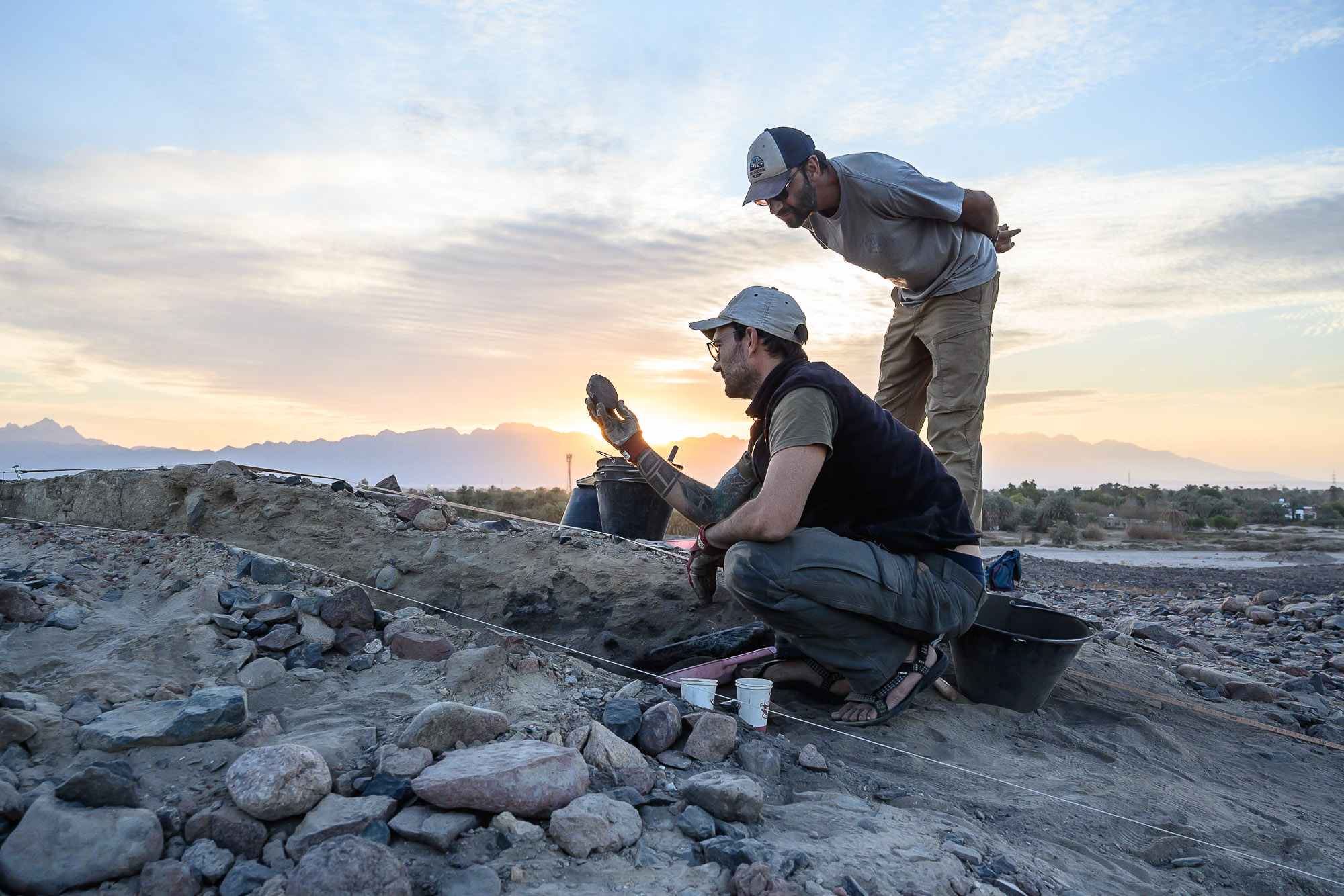 Arabie Saoudite. Al-Bad. Yamandu Hilbert et Remy Crassard s'interrogent devant un objet lithique.Arabie Saoudite. Archeological mission of Al-Bad'. The prehistorians Yamandu Hilbert and Remy Crassard watching a lithic object they have just discovered.