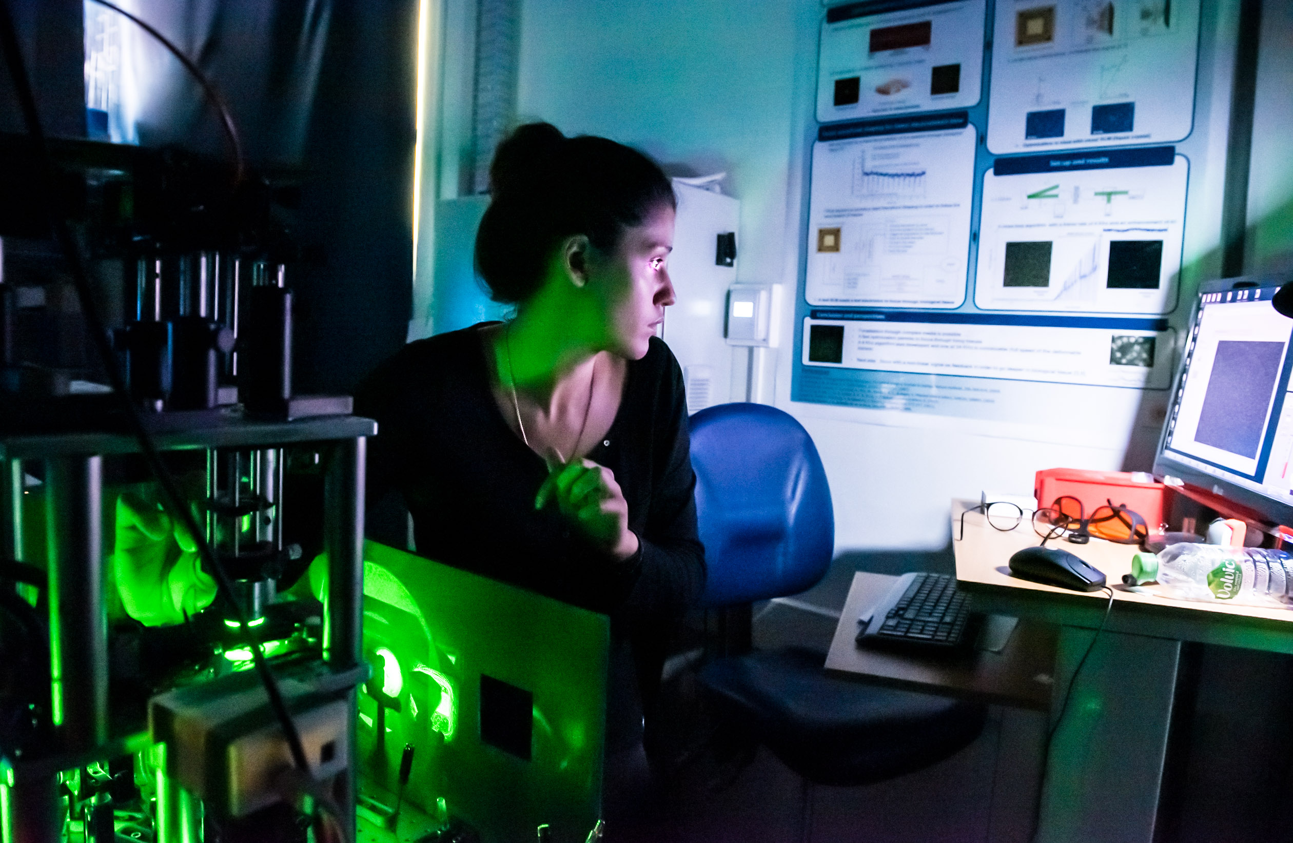 ENS LKB (Laboratoire Kastler Brossel) Laboratoire d'imagerie optique dans les milieux complexes et biologiques dirigé par Sylvain Gigan. L'étudiante stagiaire Kelly Joaquina étudie la diffusion de la lumière (laser) à travers une fine couche de peinture,.