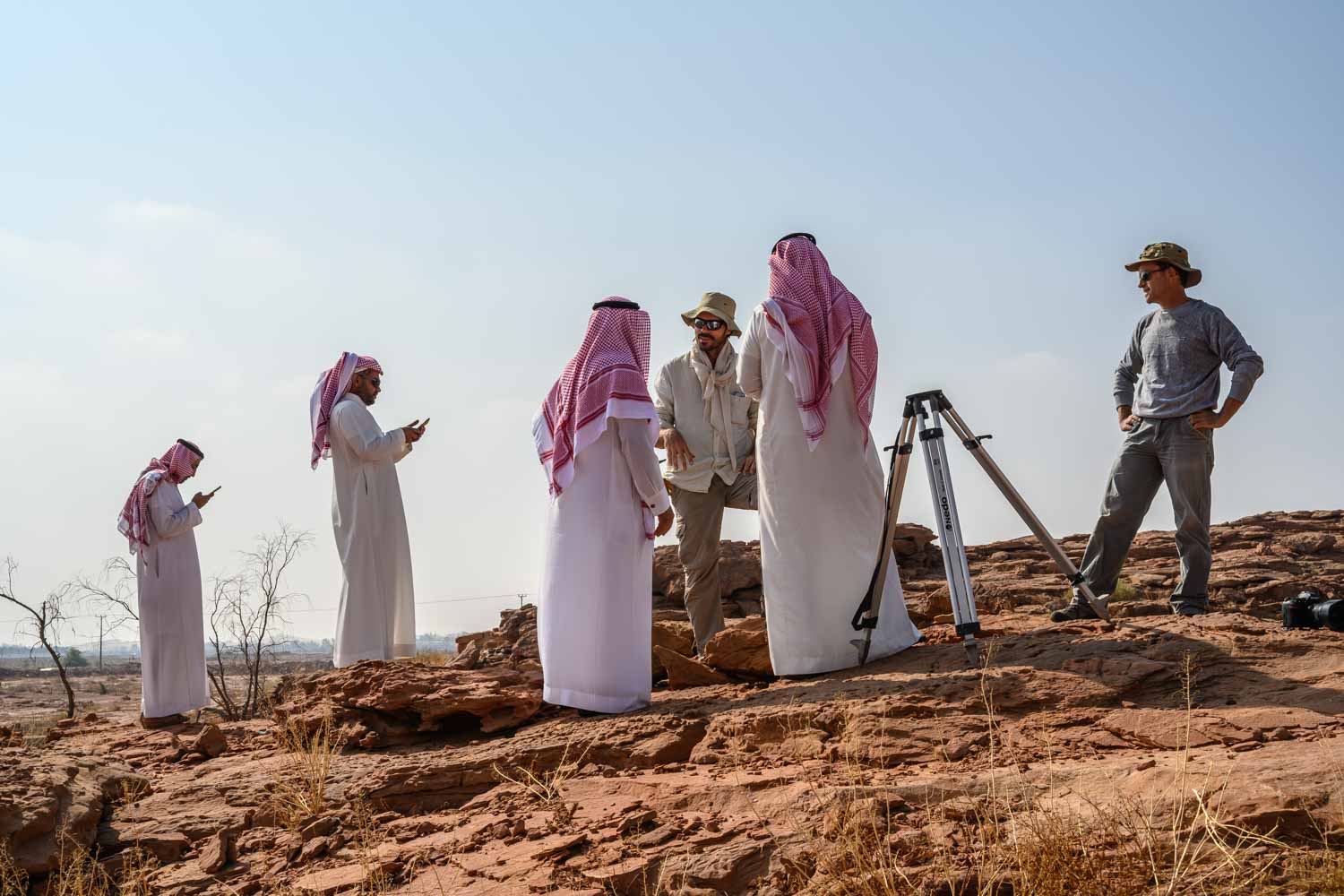 Arabie saoudite, région de Al Jawf, Sakaka, Camel Site. Guillaume Charloux Archéologue (CNRS) discutent des découvertes de la mission et des mesures à prendre afin de protéger le site et de le mettre en valeur avec les responsables locaux de la SCTH (Saudi Commission for Tourism and Heritage).