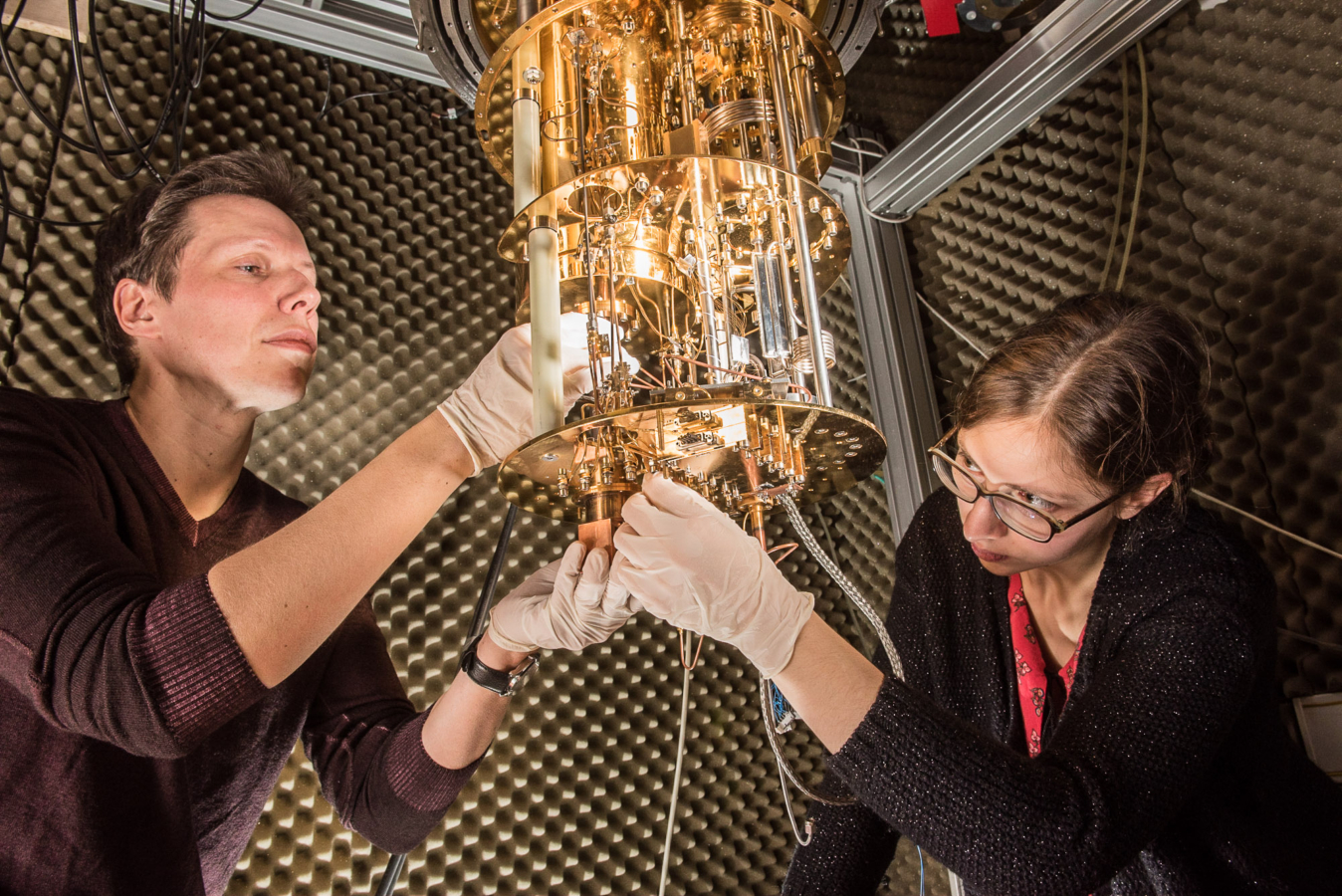 ENS Paris, Departement de physique, Takis Kontos Chercheur en physique quantique et Lauriane Contamin doctorante travaillent sur un cryostat.