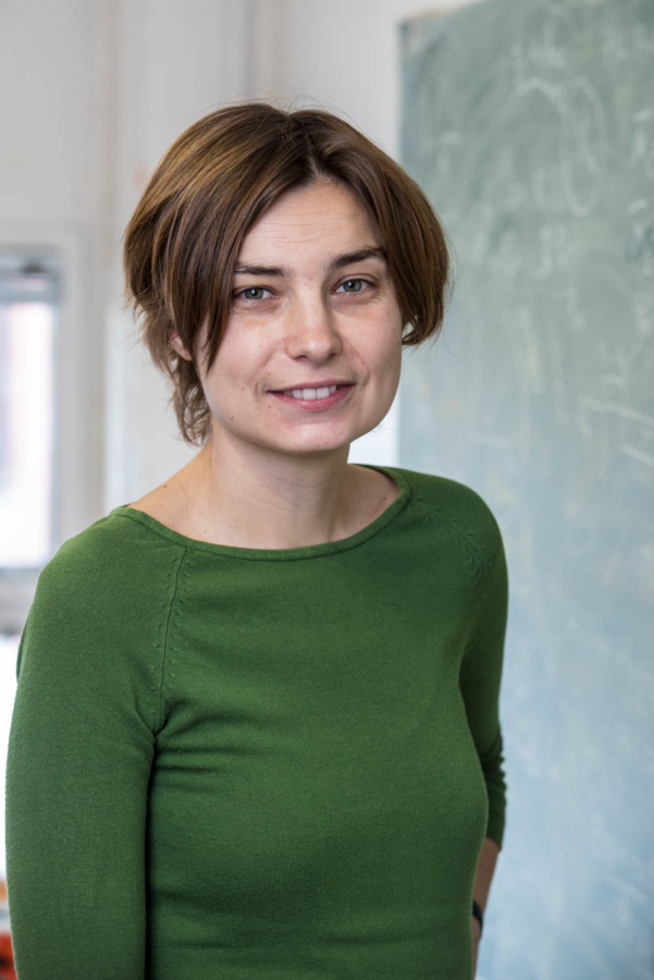Aleksandra Walczak est chercheur au laboratoire de physique théorique. Elle enseigne également à l'ENS. A la tête de sa propre équipe, elle travaille à la compréhension des mécanismes et des interactions à l'oeuvre à l'intérieur des ensembles cellulaires , notamment dans le sytème immunitaire afin de comprendre leurs effets et leurs rôles sur son efficacité.