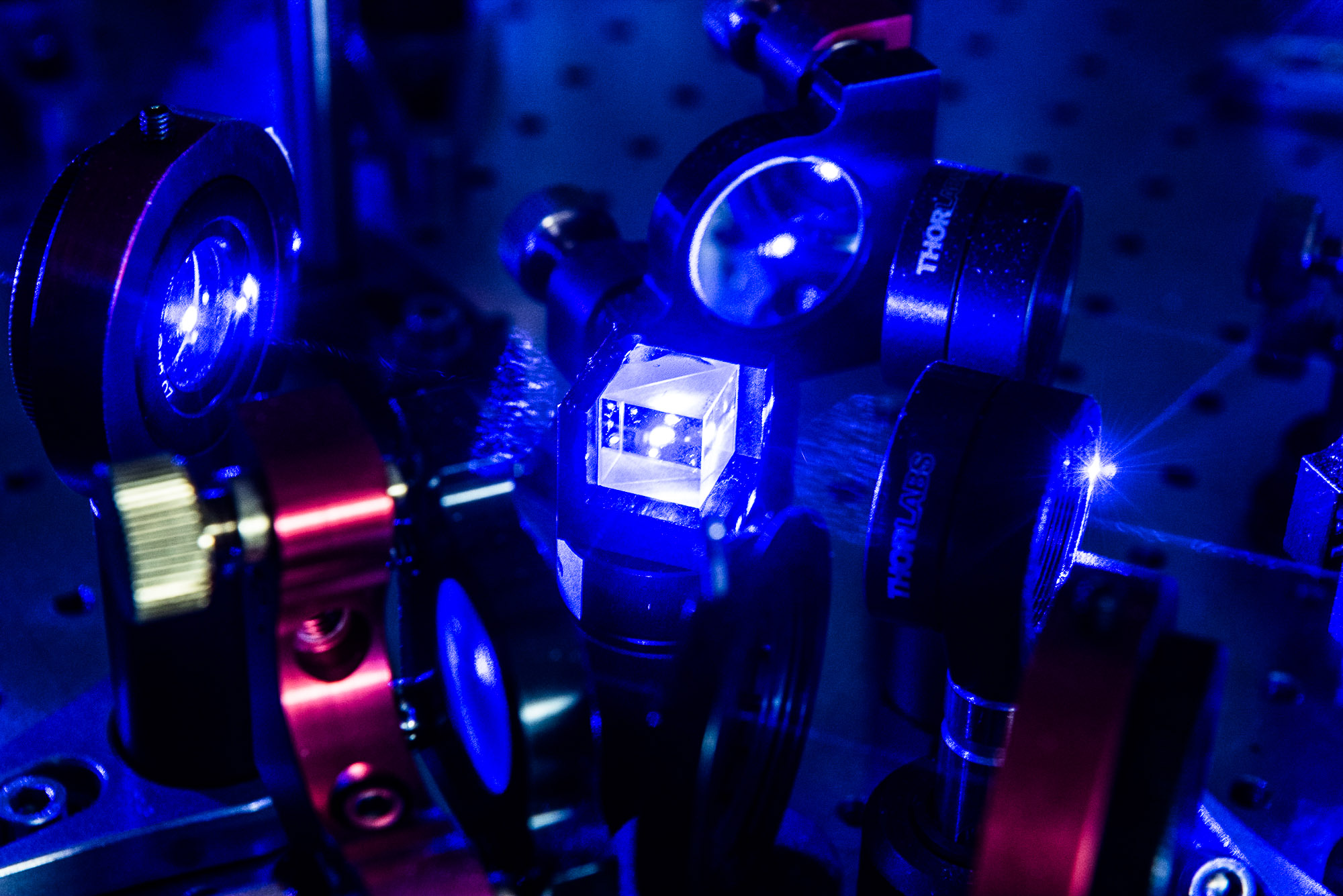 Eléments optiques utilisés pour séparer et mettre en forme des faisceaux lasers qui vont permettre de refroidir et d’observer des atomes de dysprosium. Les chercheurs étudient l'influence des interactions entre moments magnétiques du Dysprosium sur la condensation de Bose-Einstein et la superfluidité. Ils s'intéressent également à la génération de champs de jauge artificiels dans ces gaz atomiques, en vue de créer une phase superfluide topologique. Ils s'attendent à trouver dans ce système des particules exotiques, les fermions de Majorana.