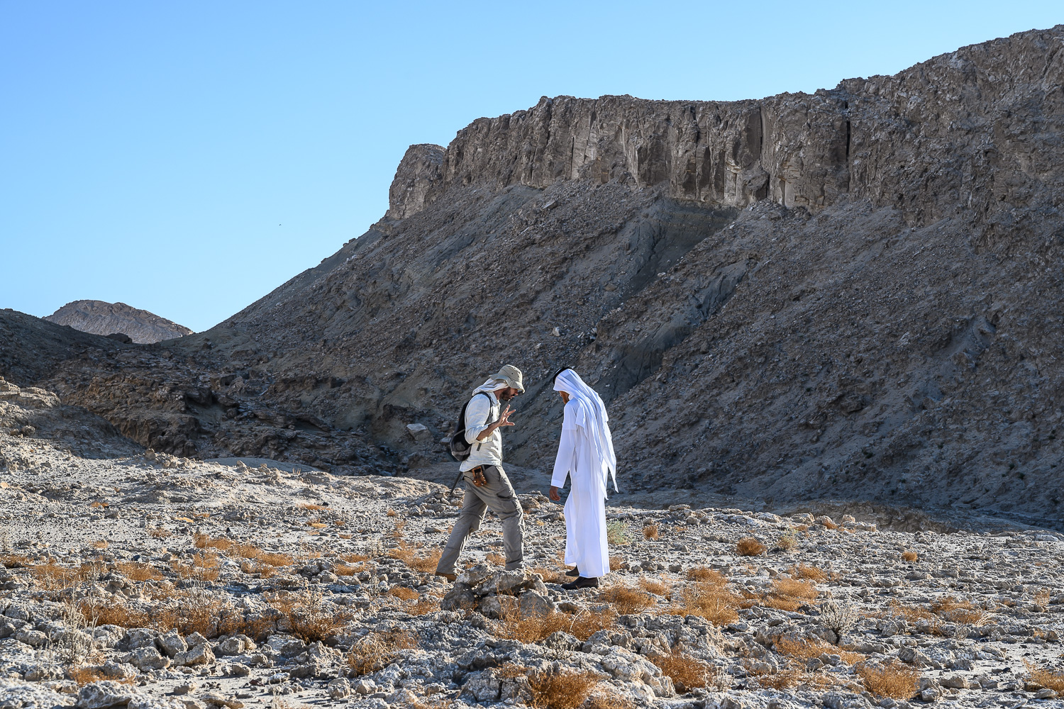 Arabie Saoudite. Al-Bad. Discussion entre Guillaume Charloux et Waleed al-Badaiwi, archéologues français et saoudiens, sur la stratégie de fouilles à adopter sur un site d'habitat antique
