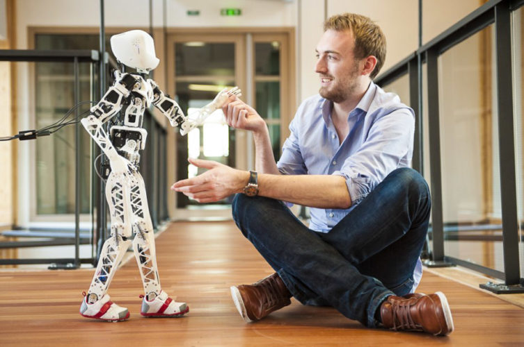 Reportage photographique pour l'Institut National de Recherche en Informatique et en Automatique (INRIA) au centre de recherche de Bordeaux. Le robot humanoïde Poppy avec l'un de ses concepteurs.