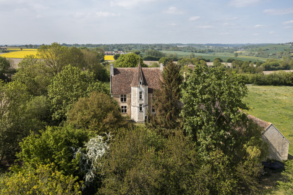 Le manoir de la Grande Vianderie à Préaux-du-Perche. C’est l’archétype du manoir percheron bâti au milieu du XVIe siècle. Une tour hexagonale en son centre et de part et d’autre, deux pièces par niveau. S’y ajoute une aile arrière qui abrite le fournil. La Grande Vianderie est érigée sur une butte qui, à cent cinquante mètres d’altitude, surplombe la vallée de l’Erre et le bourg de Préaux-du-Perche. Les arbres qui l’enserrent aujourd’hui de très près feraient presque oublier les grandes cultures qui, aux alentours, ont largement eu raison du bocage. Derrière lui, à une centaine de mètres, on distingue une autre bâtisse. Elle est plus modeste et a été rebaptisée la Petite Vianderie. C’est pourtant le manoir d’origine de la famille Montgoubert. C’est là qu’est née Jacquine, la cadette des quatre filles du seigneur du lieu. Elle hé- rita d’une partie des terres et c’est elle qui avec son mari, un homme d’armes du duc d’Alençon, fit ériger son logis : la Grande Vianderie.
D’où vient ce nom étrange qu’on retrouve en d’autres lieux du Perche ? Peut- être de la qualité des terres qui y rendait l’élevage particulièrement prospère. C’est en tous cas l’hypothèse la plus probable...