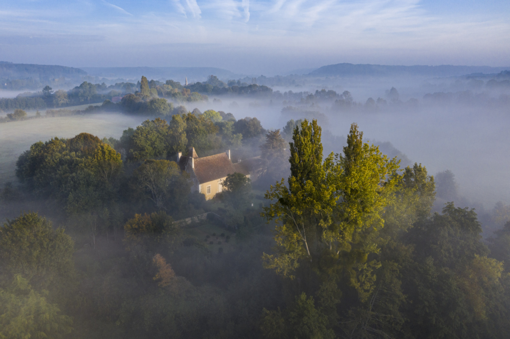Le manoir de Pontgirard à Monceaux au Perche. Le Pontgirard émerge de la brume dans un paysage de collines boisées archétypal du Perche. C’est pratiquement au pied de la colline sur le flanc de laquelle il est édifié que la petite rivière la Jambée vient se jeter dans la Commeauche qui quelques kilomètres plus loin rejoindra l’Huisne.
Le Pontgirard n’est pas une ancienne seigneurerie comme les autres manoirs. C’est à l’origine une « maison des champs » que des maîtres de forge fortunés se font construire au milieu du XVIe siècle.
Le logis, modeste, se développe selon un plan en T avec, à l’arrière, une impressionnante toiture. Au début du XVIIIe siècle il fut modernisé à la recherche de confort, avec la construction du perron et l’agrandissement des ouvertures. Quelques décennies plus tard le logis cesse d’être habité régulièrement pour n’être plus qu’une ferme et il commence à se dégrader. Il sera racheté en 1969 par Philippe Siguret, grand spécialiste des manoirs du Perche, qui le restaurera dans les règles de l’art. Photographie extraite du projet photographique "les manoirs du Perche"