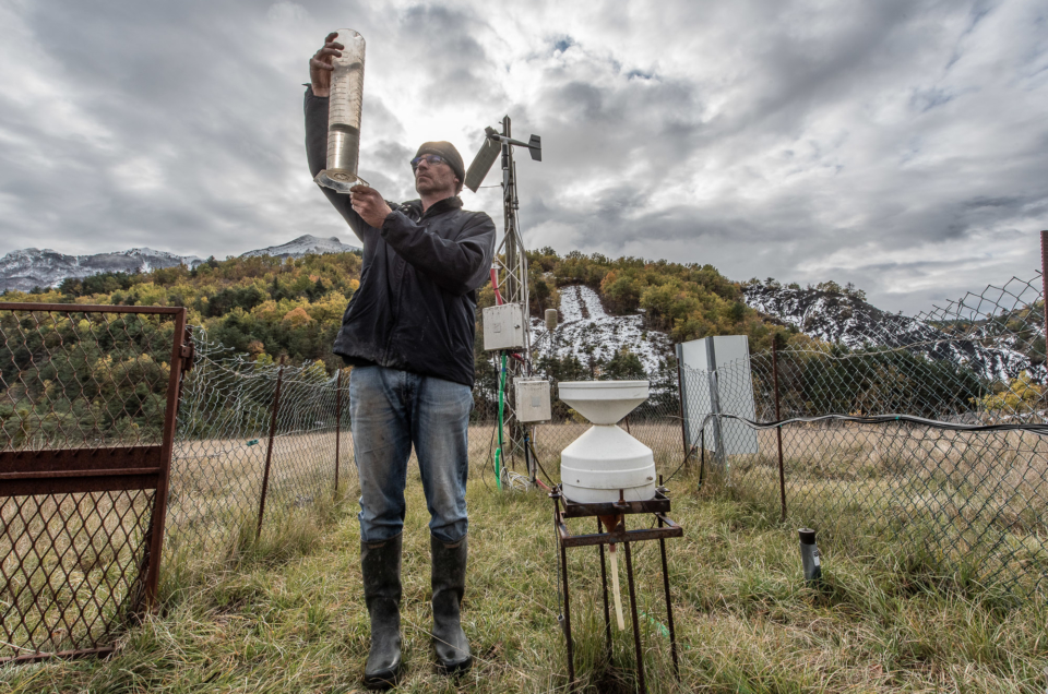 Observatoire  OZCAR de Draix-Bléone. Contrôle des mesures des pluviomêtres.