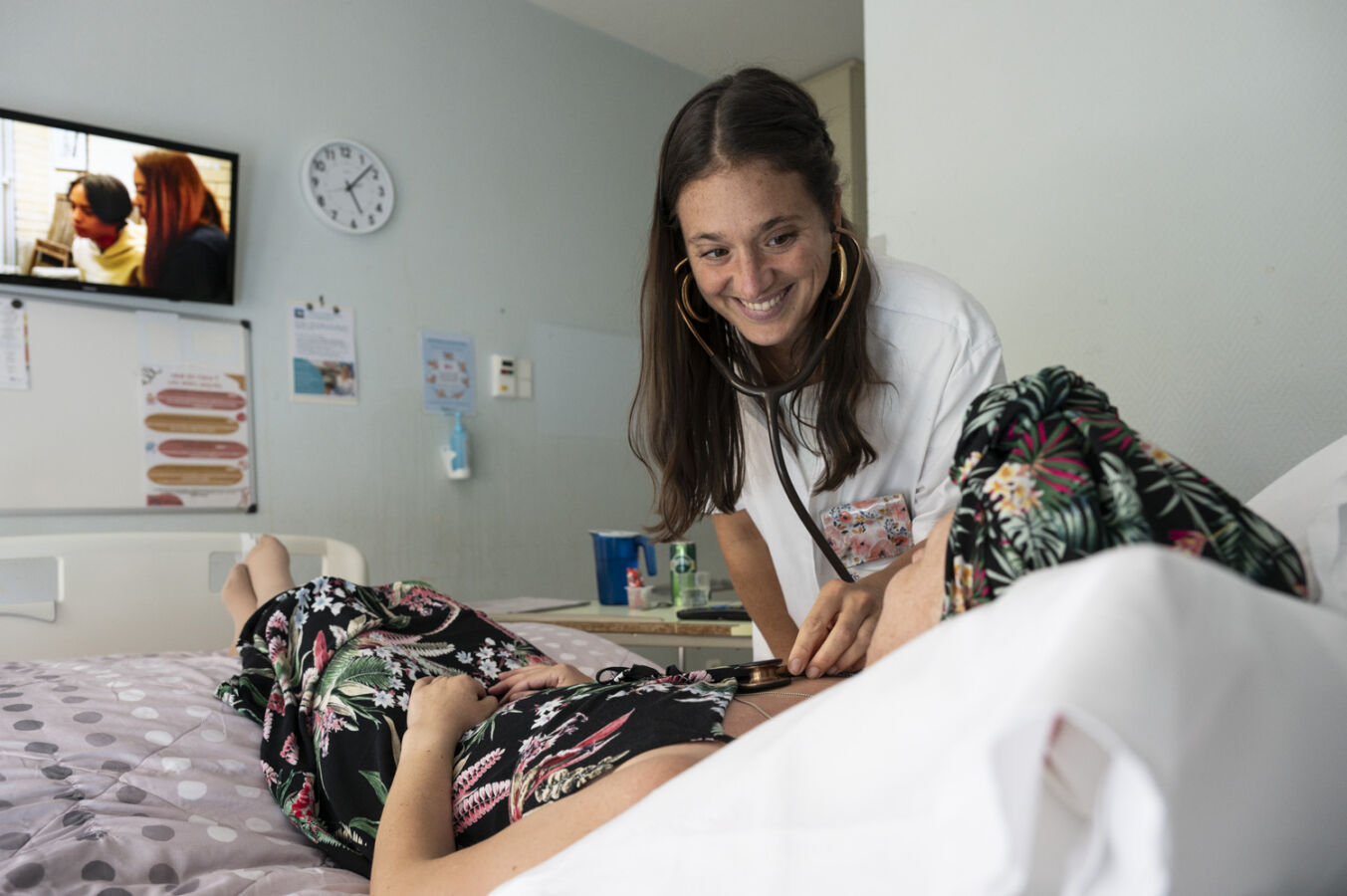 Centre Eugène Marquis. Hopital spécialisé dans la lutte contre le cancer. Médecin au chevet d'une patiente