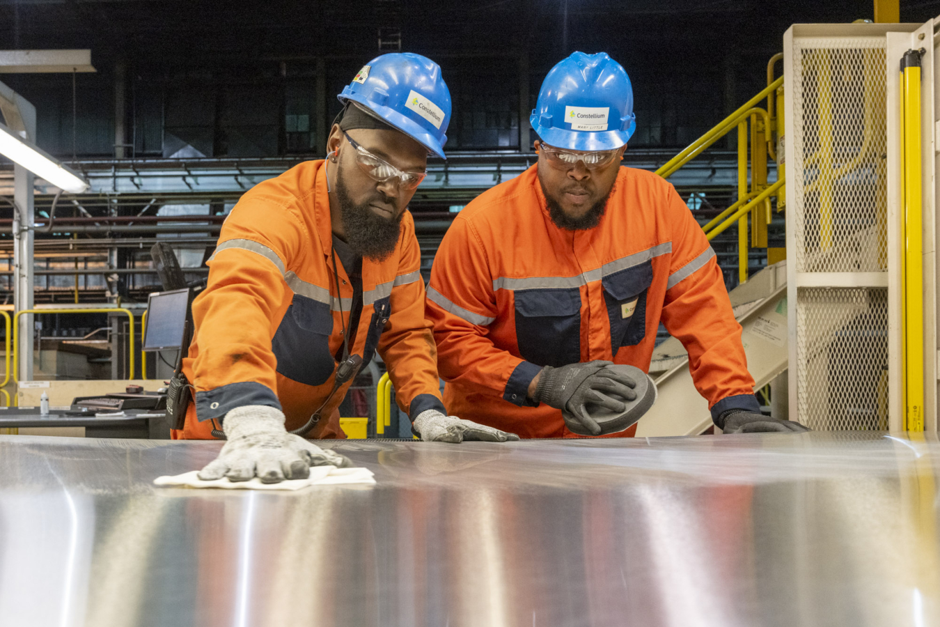 Contrôle qualité et façonnage d'un film d'aluminium sur le site industriel de Constellium à Muscle Shoals aux Etats Unis