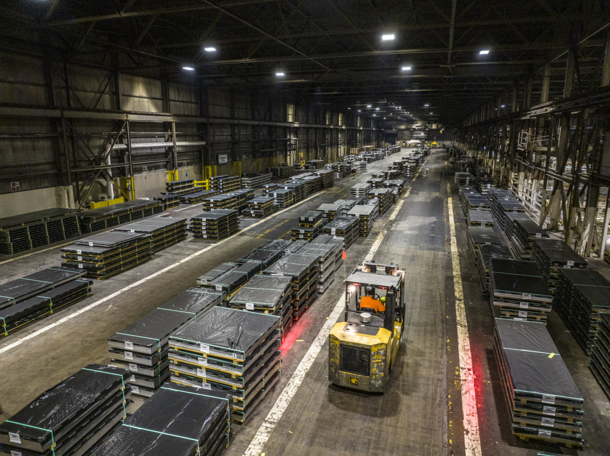 Aire de stockage de pièces en aluminium dans l'usine du groupe Constellium de Ravenswood aux Etats Unis