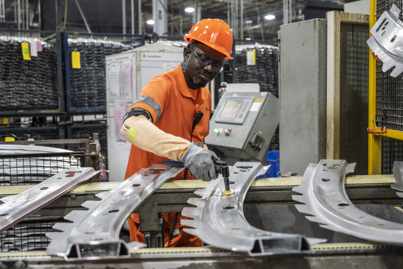 Employé de l'usine du groupe Constellium à Van Buren près de Détroit aux Etats Unis, usinant une pièce en aluminium