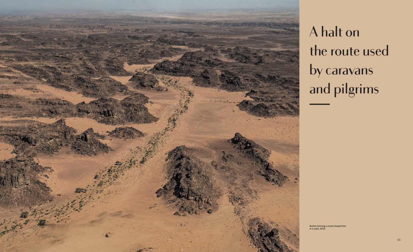 Photographie aérienne du désert autour d'Al Ula prise d'hélicoptère. Illustration du catalogue de l'exposition "Wonder of Al Ula" à Pékin.