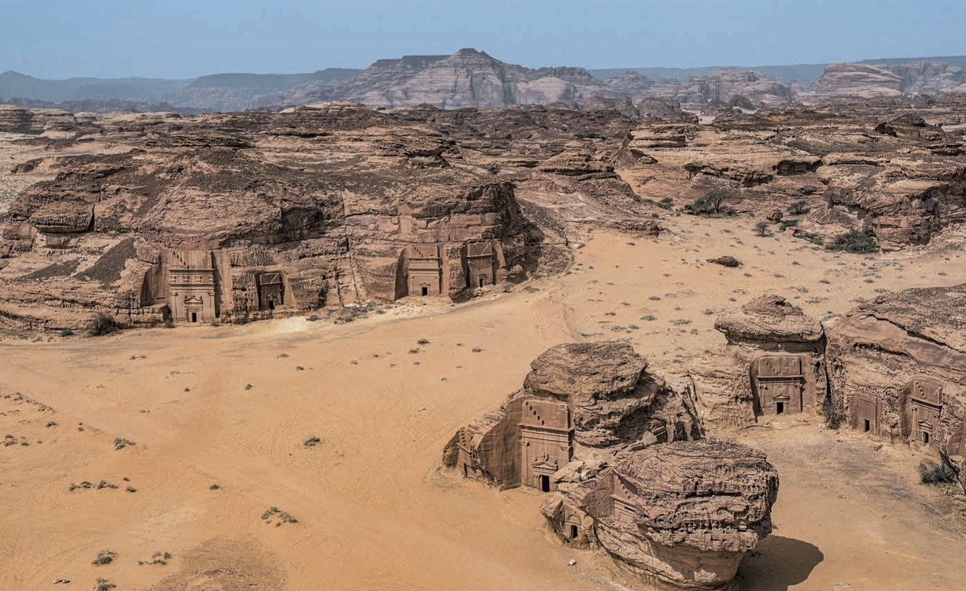 Photographie aérienne illustrant le catalogue de l'exposition Wonder of Al Ula prise d'hélicoptère. Vu sur les tombeaux rupestres du Jabal Al-Khuraymat dans la Cité Nabatéene de Hégra.