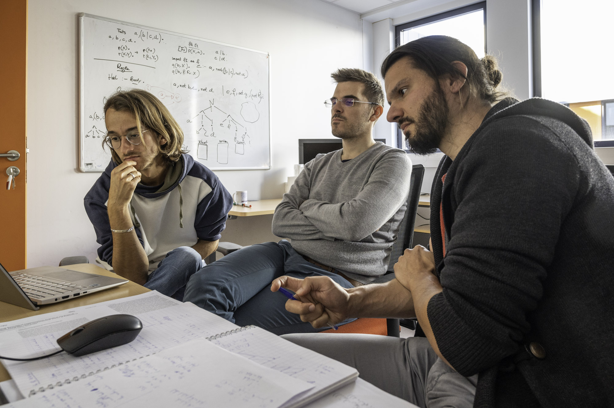 Equipe Boreal, Chercheurs et doctorants pendant un réunion de travail. Reportage photographique sur la recherche en informatique sur le site de Inria à Montpellier.