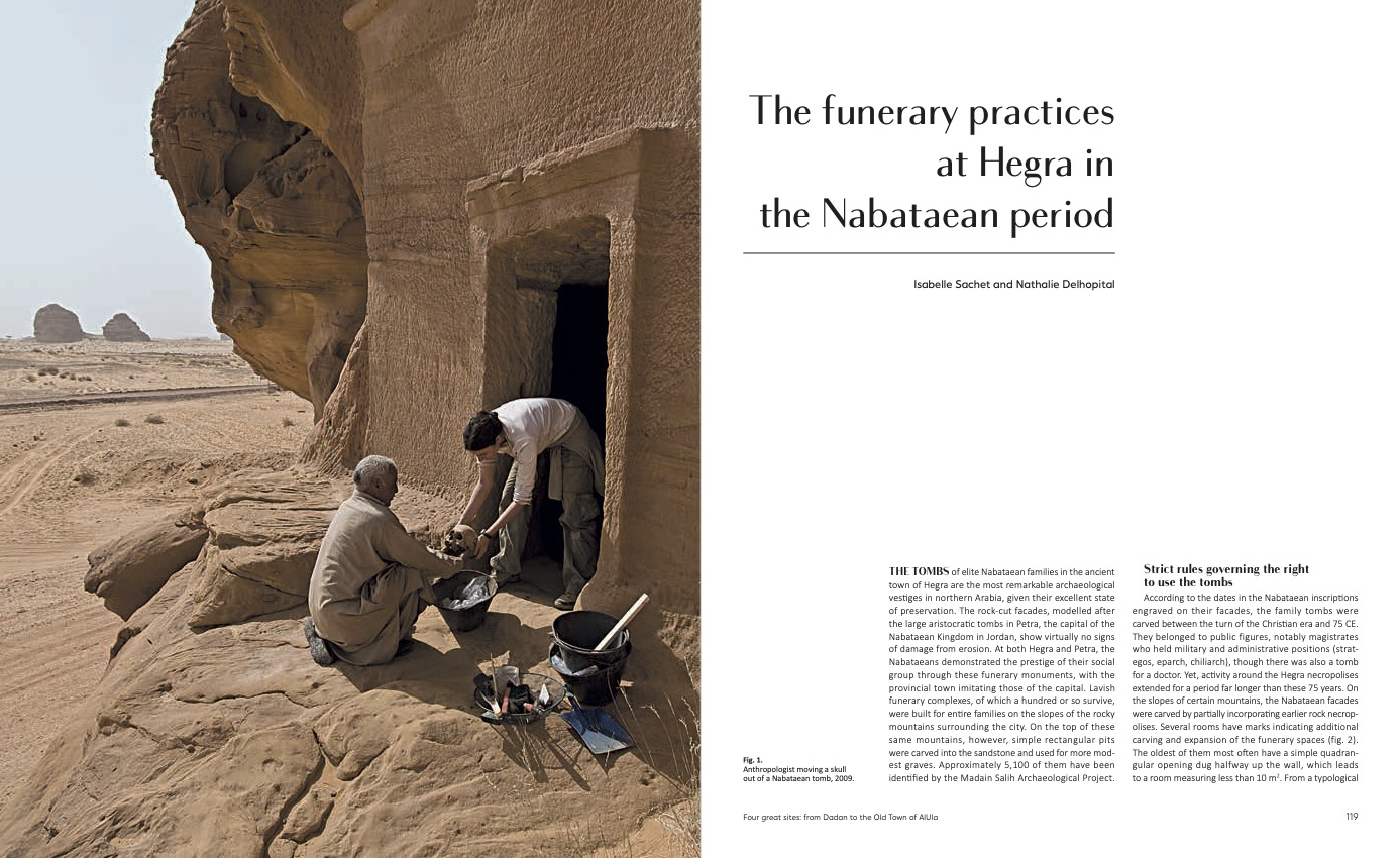 Photographie illustrant le catalogue de l'exposition "Wonder of Al-Ula" à Pékin. Illustration d'une fouille dans un des tombeaux du Jabal al-Ahmar de la Cité Nabatéenne de Hégra.