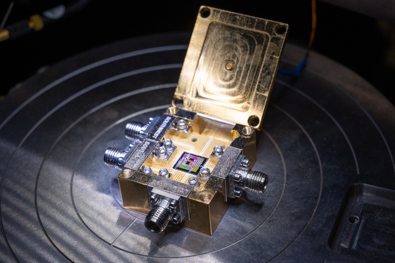 Photographie d'un protype de puce développé par la start up Alice & Bob qui élébore un ordinateur quantique  à Qubits à auto-correction (Cat Qbits).  LPENS Paris,  Laboratoire de physique mésoscopique.
