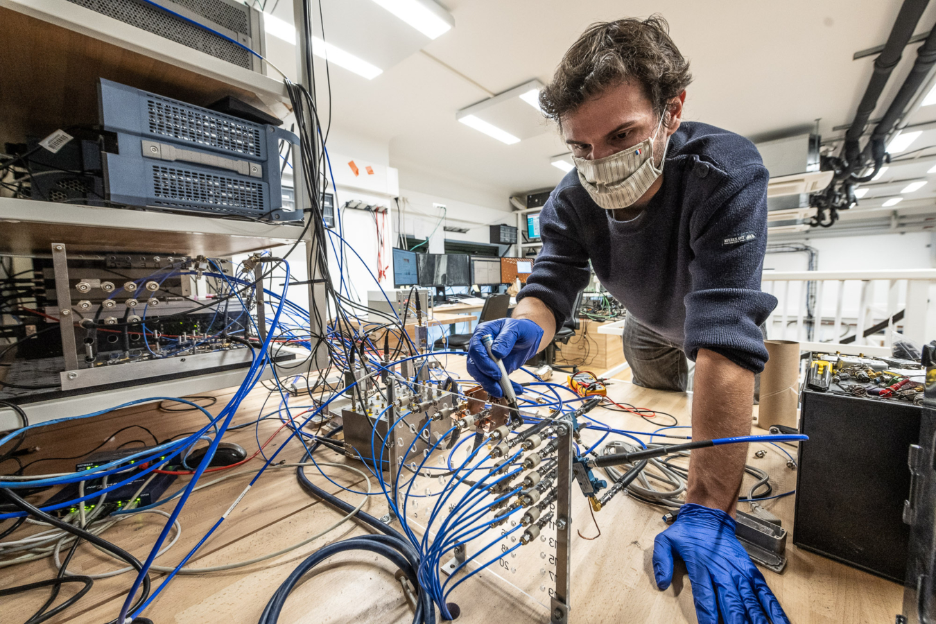Photographie de Raphael Lescanne devant le dispositif servant à générér les micro-ondes dans les puces placées dans le crysostat. Alice & Bob est une Start up qui développe un ordinateur quantique  à Qubits à auto-correction (Cat Qbits). LPENS Paris,  Laboratoire de physique mésoscopique.