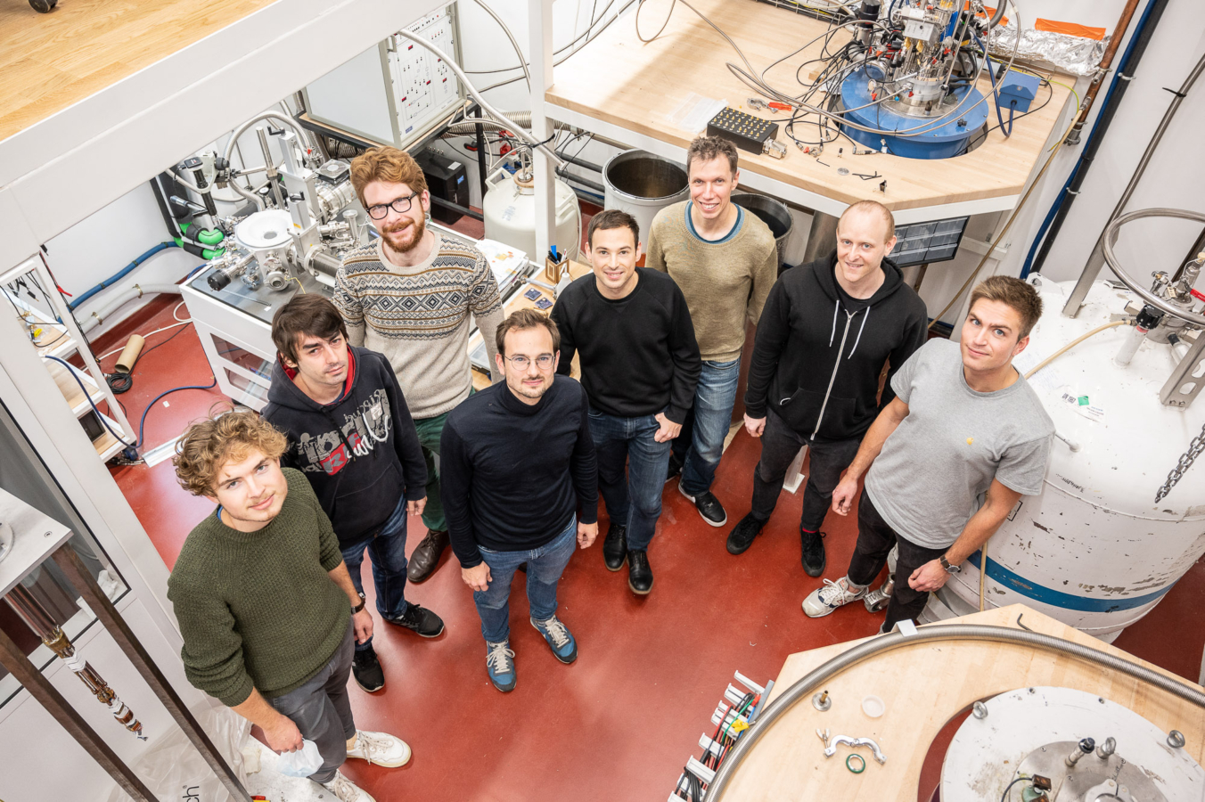 Photographie des collaborateurs de la Start up C12 Quantum Electronics qui développe un ordinateur quantique à partir de nano tube de carbone. LPENS Paris,  Laboratoire de physique mésoscopique.